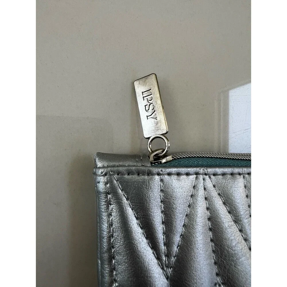 ipsy silver metallic